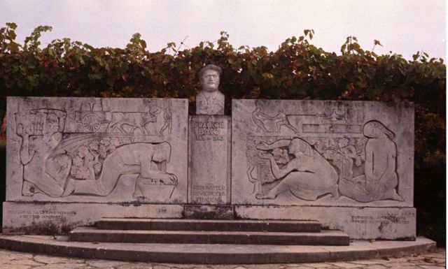 monument à François Baco, rénovateur du vignoble français, à Bélus (Landes)