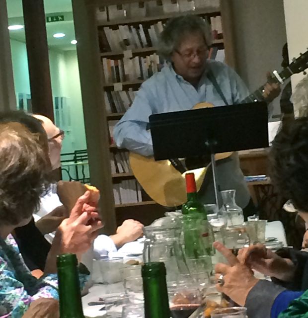 Lionel à la guitare