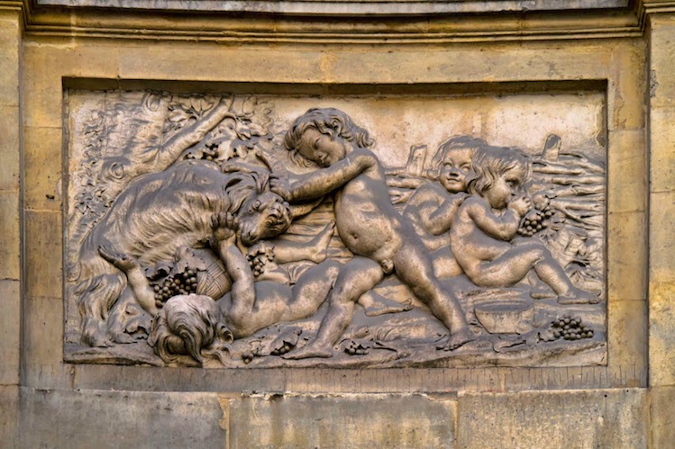 Bacchanale d'enfants fontaine Grenelle 3